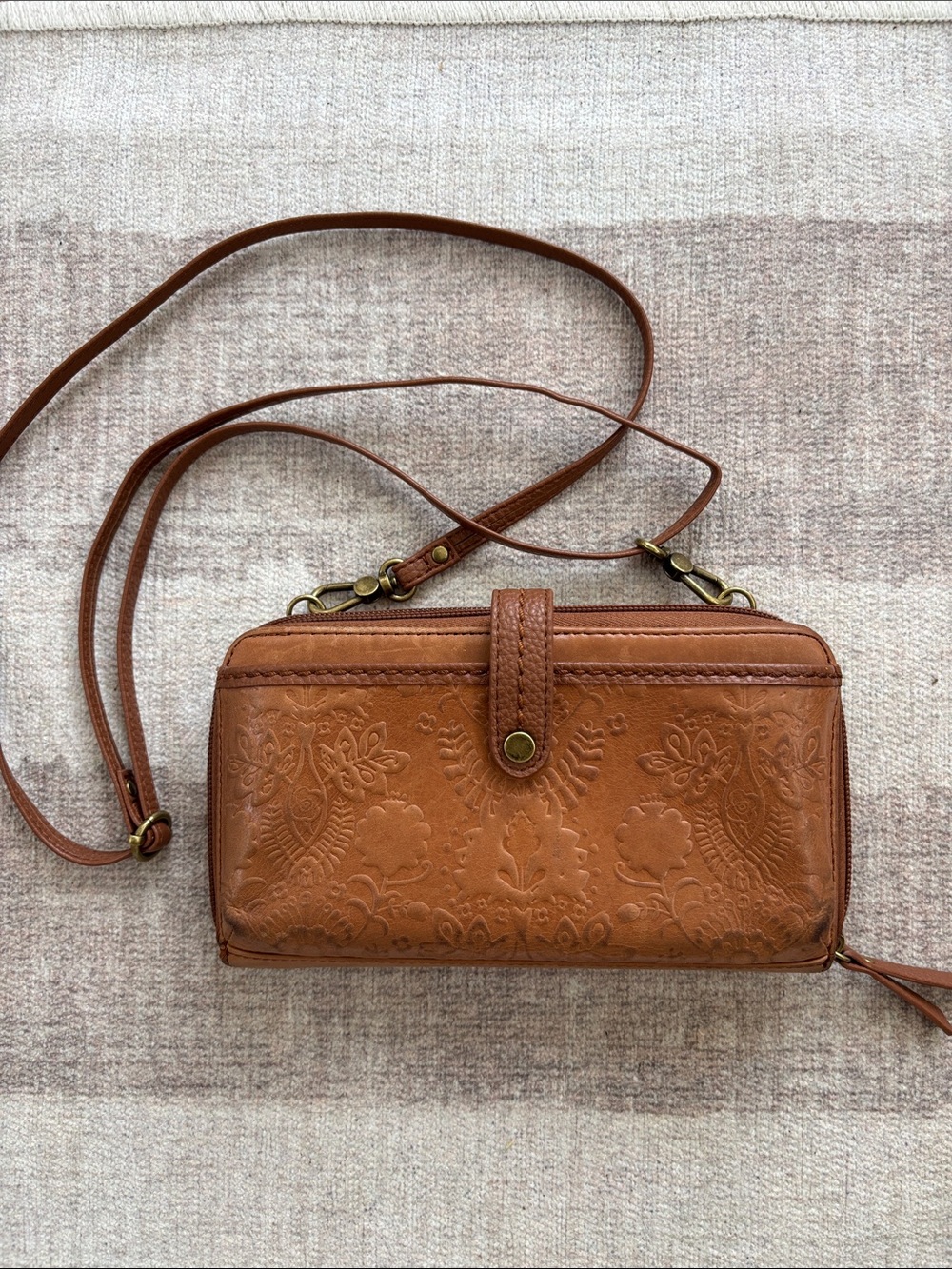 The Sak IRIS Tan Leather Crossbody Phone Wallet Purse - Brown